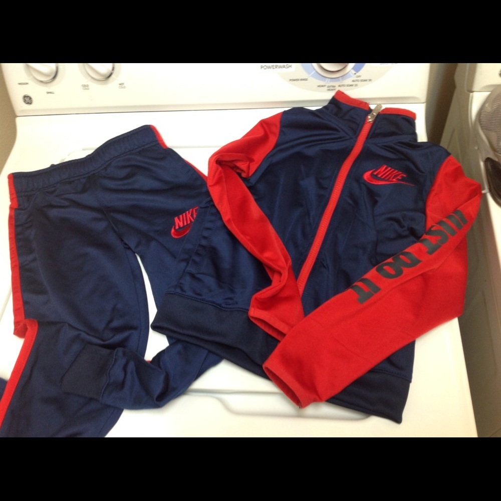 Boys size 6 Nike sweatsuit